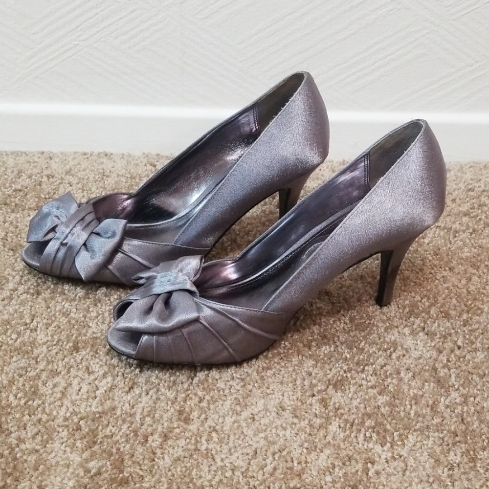 Smoky Gray Silver Nina 3.5 Inch Heels Size 8.5